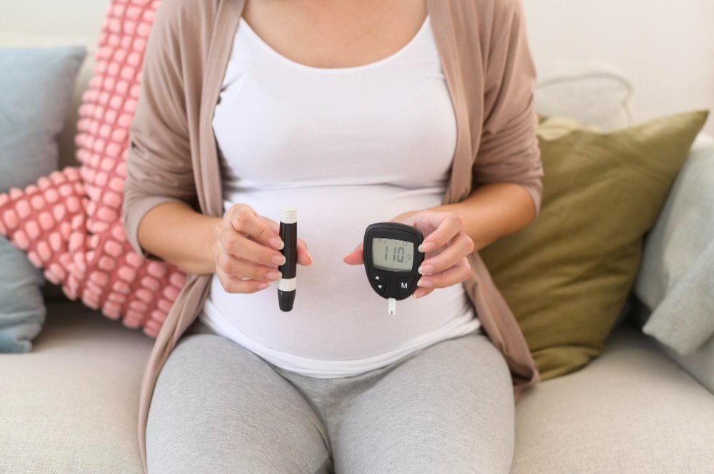 mulher-36-anos-gestante-medindo-glicose-para-diabetes-gestacional