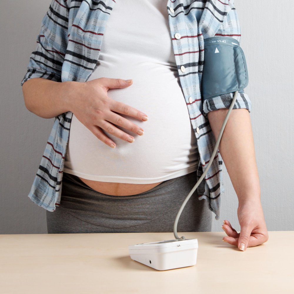 Gestante acima de 35 anos testando para hipertensão gestacional