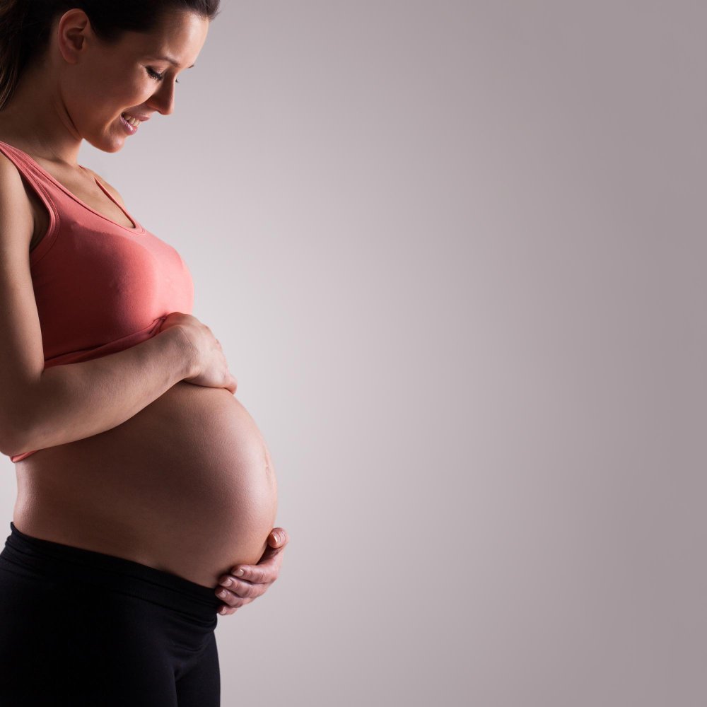 Gestante de 35 anos sorrindo pensando no pré-natal
